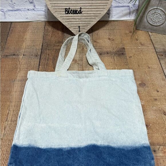 True Religion Buddha Bleached Denim Tote Logo Bag Blue
Pre owned - Picture 6 of 11